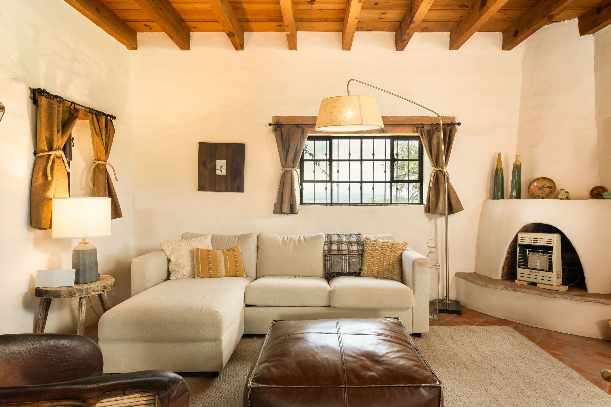Ranchito Tierra y Cielo — Xote Area, San Miguel de Allende — photo 16 — rustic-elegant living with soaring wooden beams