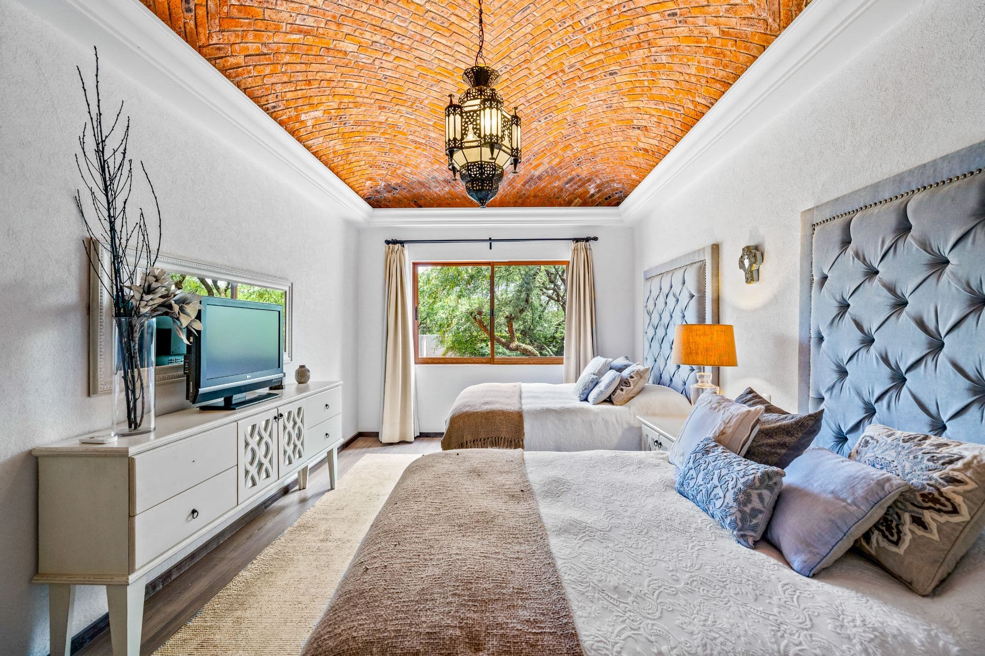 Huizaches Garden — Villa de los Frailes, San Miguel de Allende — photo 26 — exquisite barrel vault, elegant twin beds