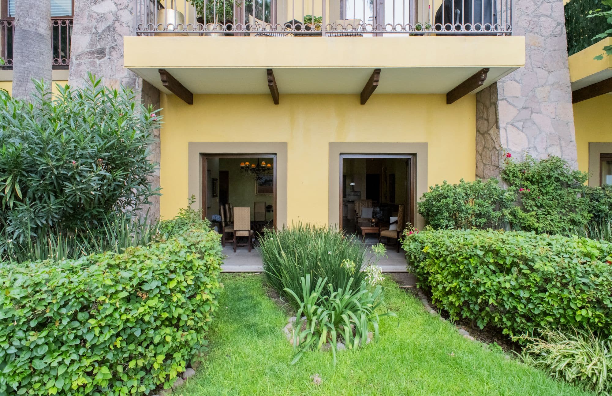 Casa Caracol — Caracol, San Miguel de Allende — photo 16 — sunlit courtyard with mature gardens