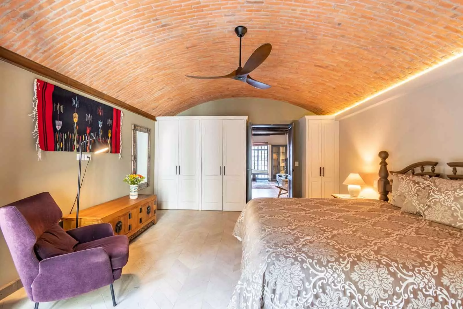 Casa Lumina — Ojo de Agua, San Miguel de Allende — photo 15 — barrel-vaulted bedroom with architectural elegance