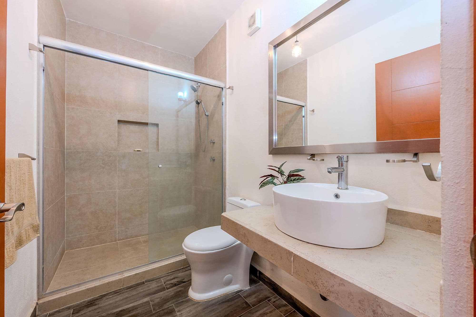 Casita Amanecer — Las Brisas, San Miguel de Allende — photo 11 — contemporary spa-like master bath retreat