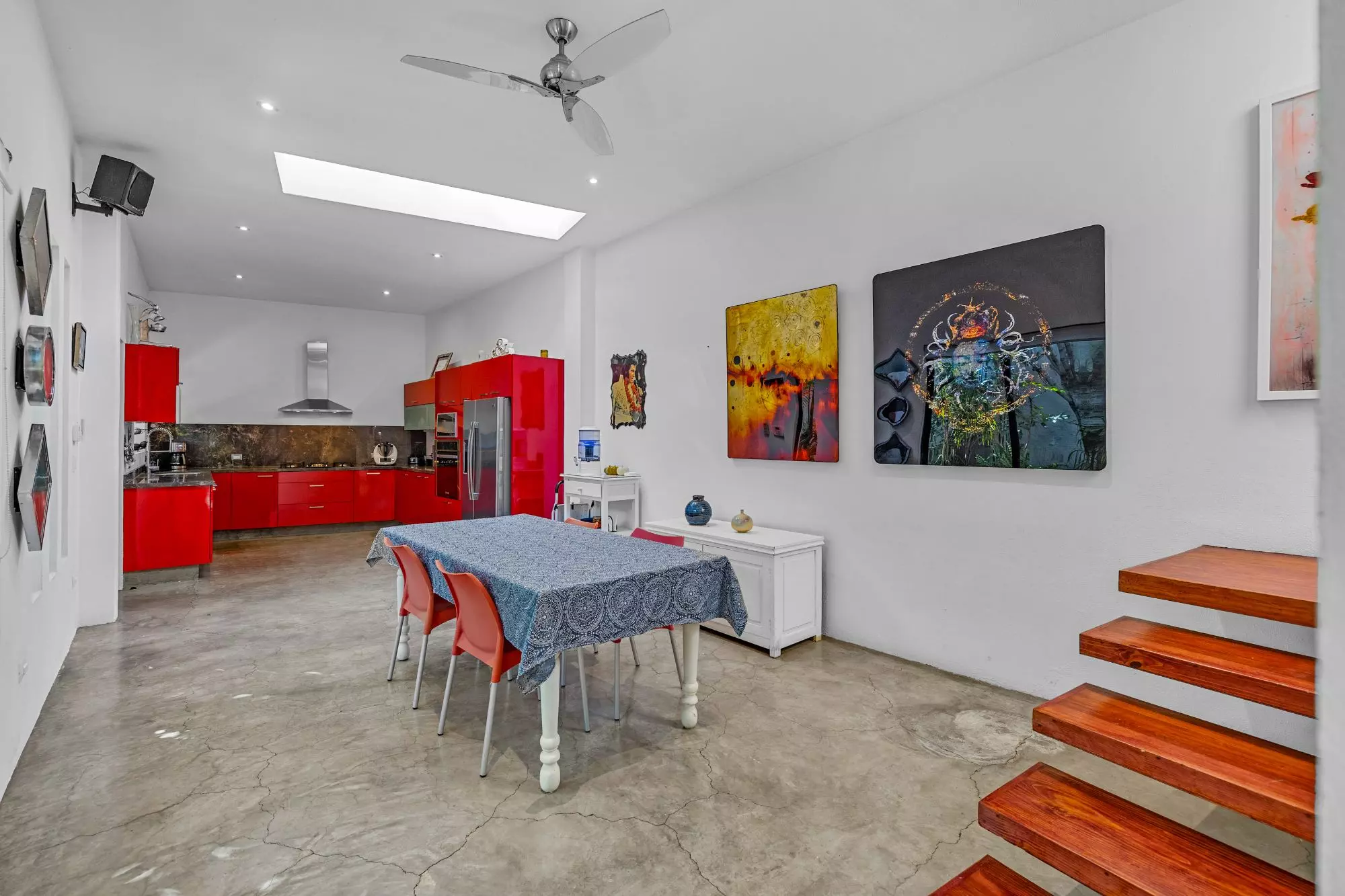 Casa Entre Arboles — San Antonio, San Miguel de Allende — photo 12 — vibrant contemporary kitchen with soaring ceilings