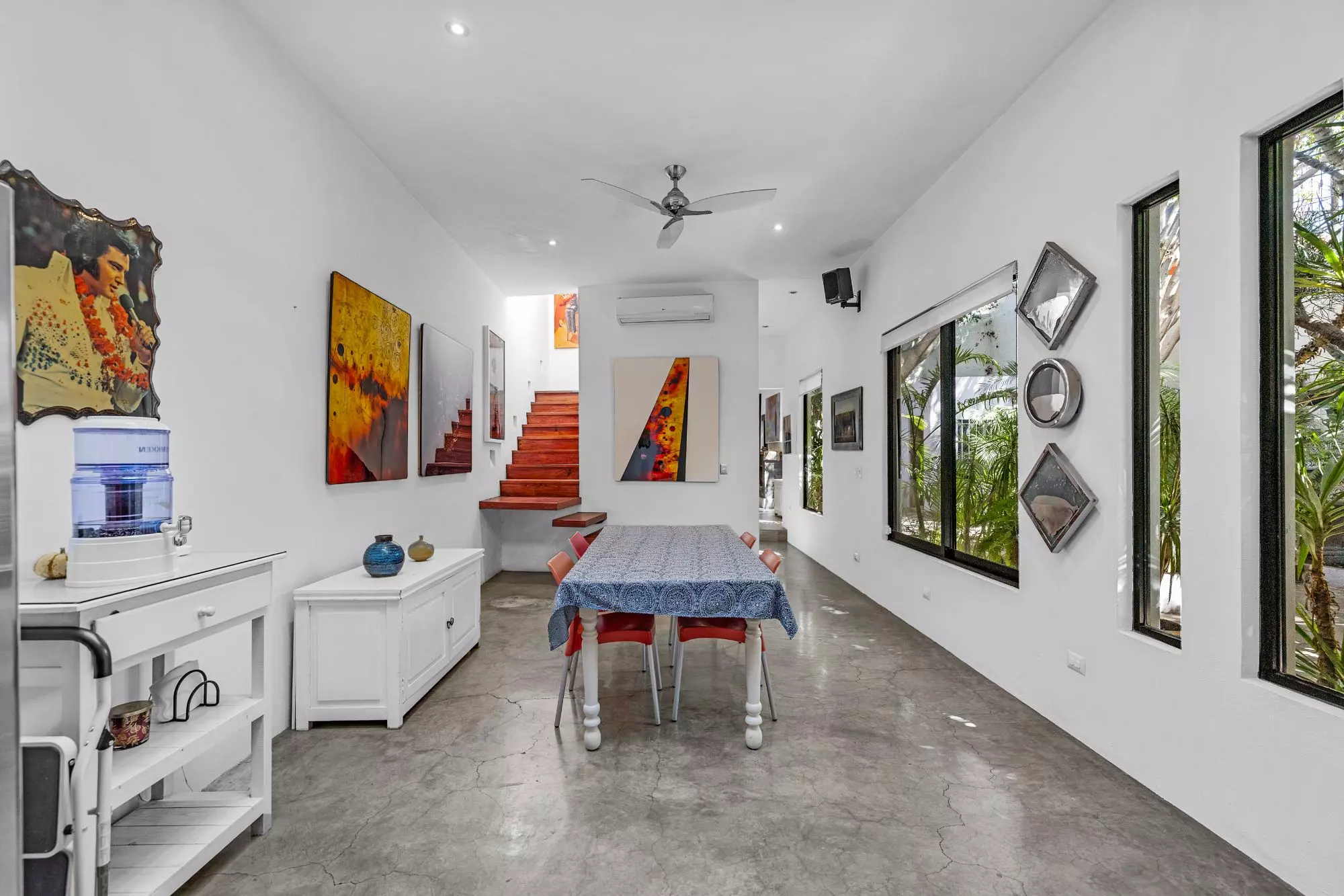 Casa Entre Arboles — San Antonio, San Miguel de Allende — photo 11 — luminous gallery-style entertaining space