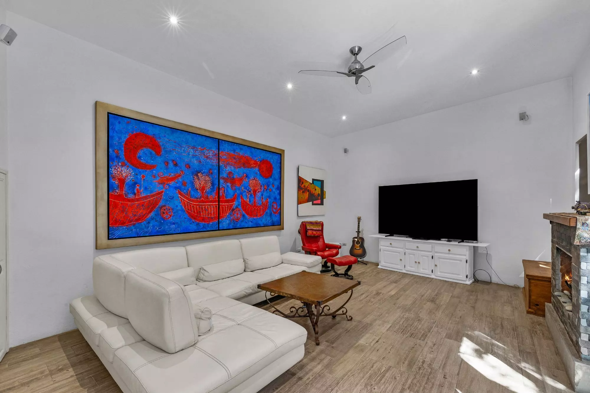 Casa Entre Arboles — San Antonio, San Miguel de Allende — photo 16 — sophisticated entertainment space, vibrant art collection