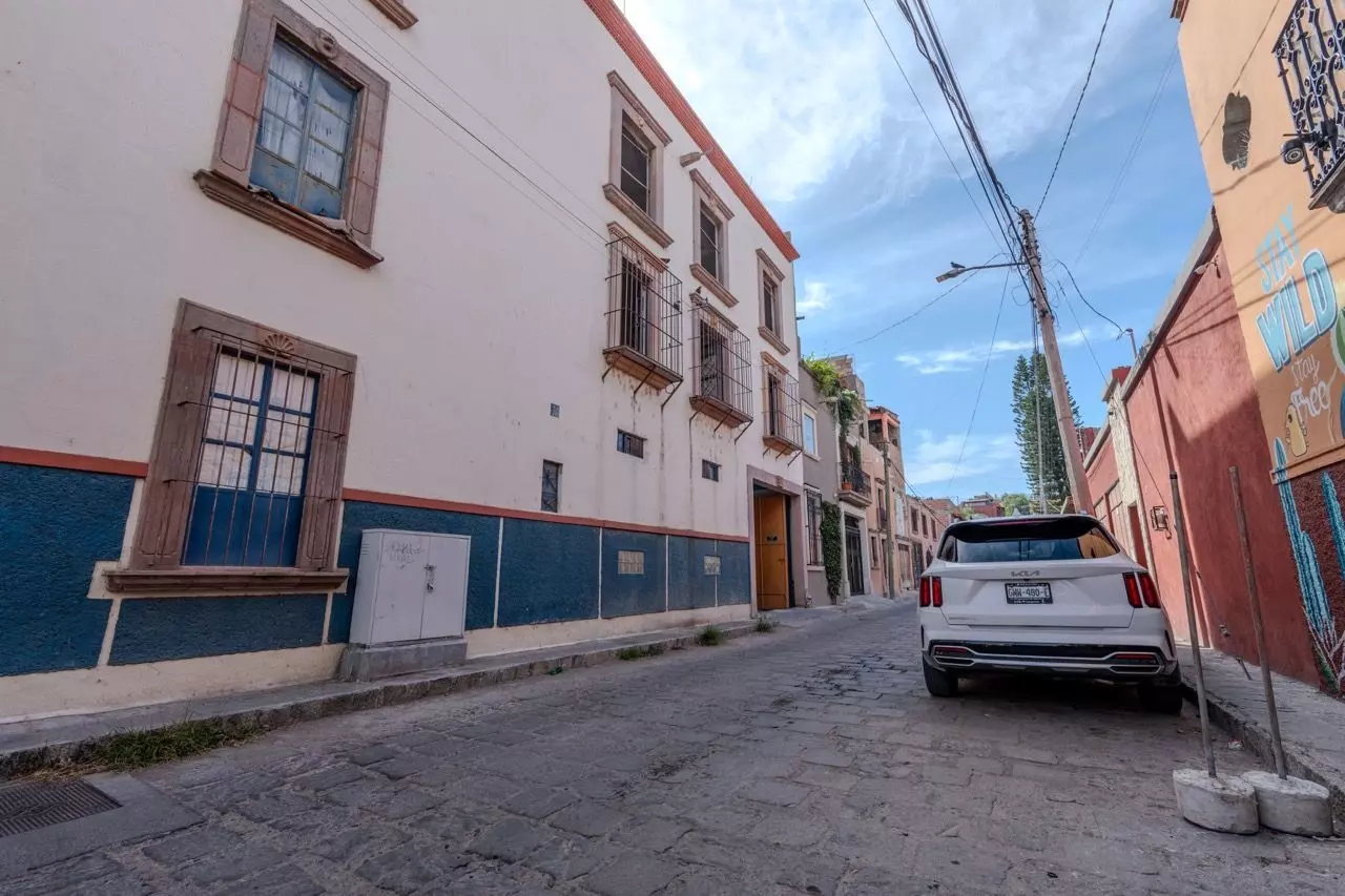 Condominios del Rosal — San Antonio, San Miguel de Allende — photo 4 — charming colonial street with architectural character