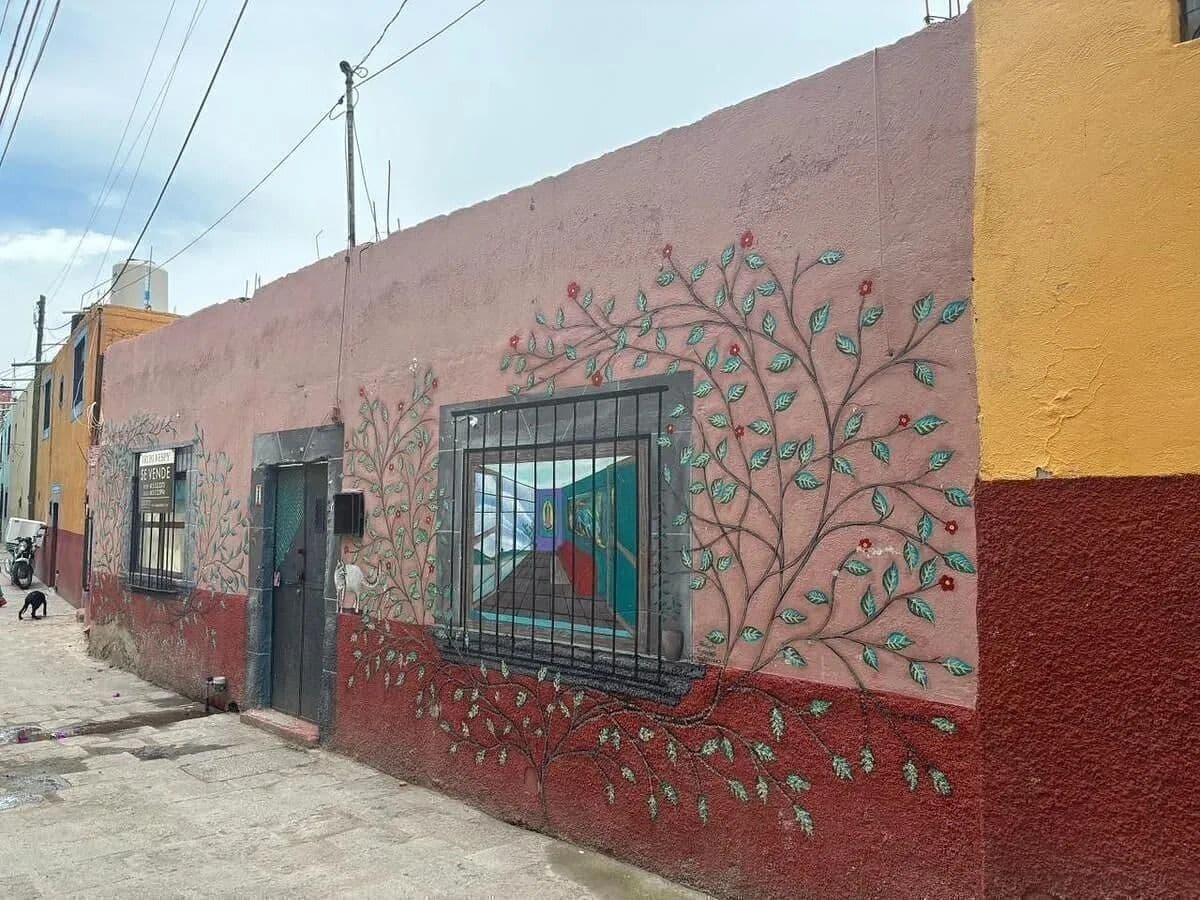 Lote Purísima — San Antonio, San Miguel de Allende — photo 10 — charming artisan facade, botanical mural details