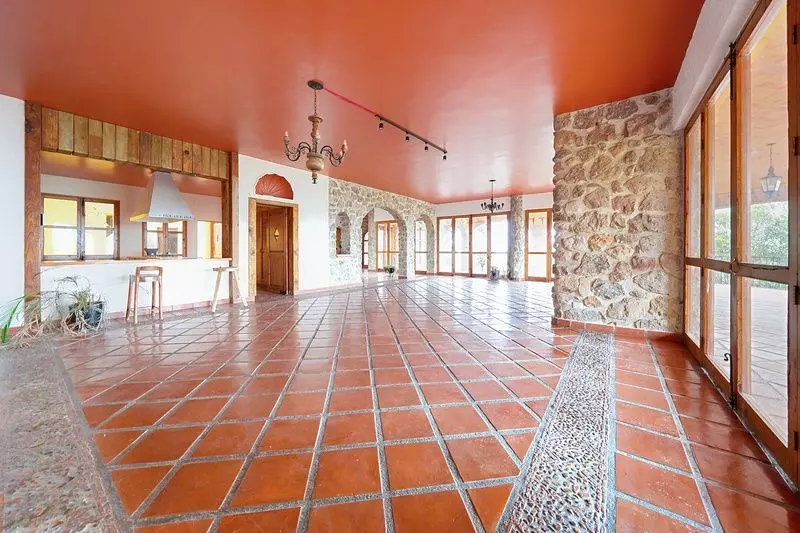 La Casona de Montitlan — Balcones, San Miguel de Allende — photo 3 — expansive terracotta-floored entertaining space