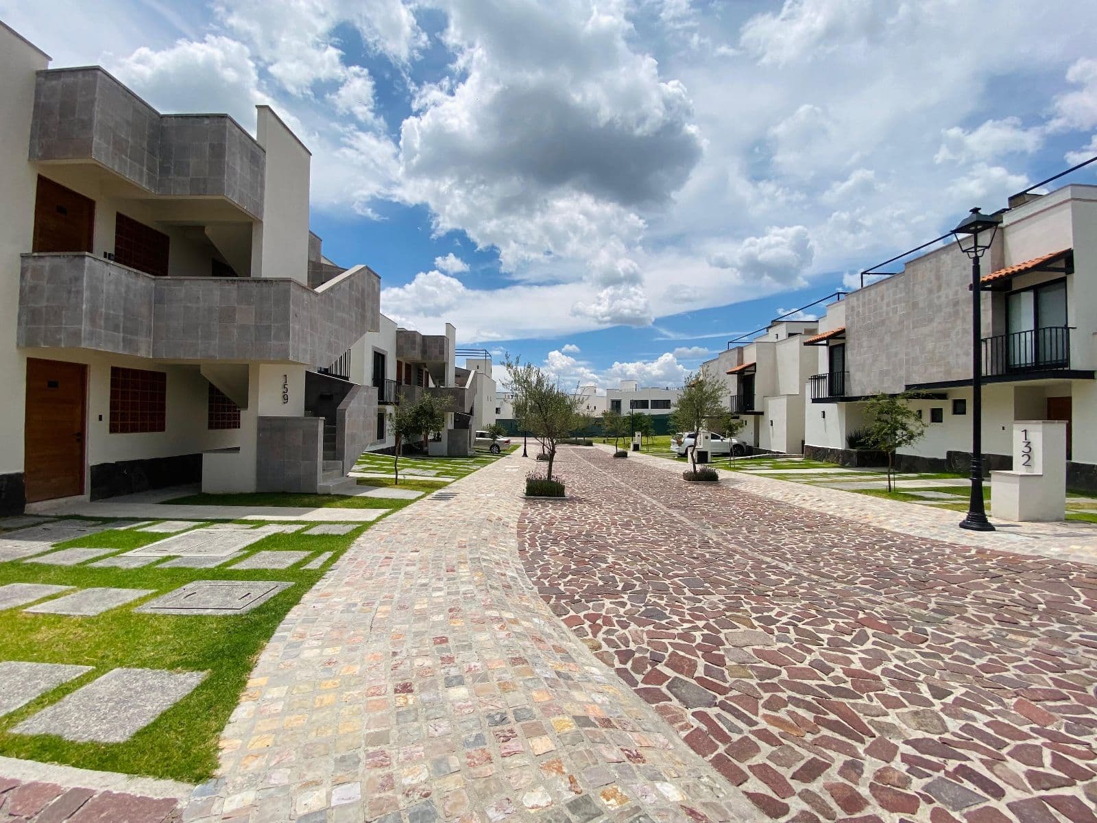 CONDOMINIO MONTECARLO LANTANA — Zirándaro, San Miguel de Allende — photo 15 — contemporary mexican development, verdant courtyards