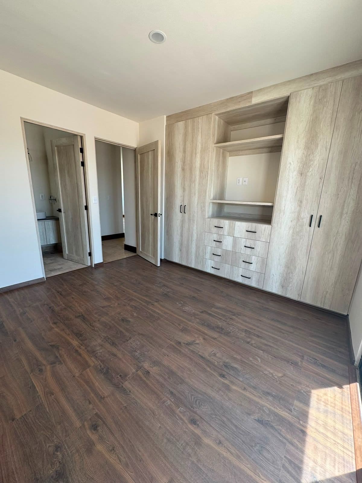 CONDOMINIO MONTECARLO LANTANA — Zirándaro, San Miguel de Allende — photo 2 — spacious primary suite with custom cabinetry