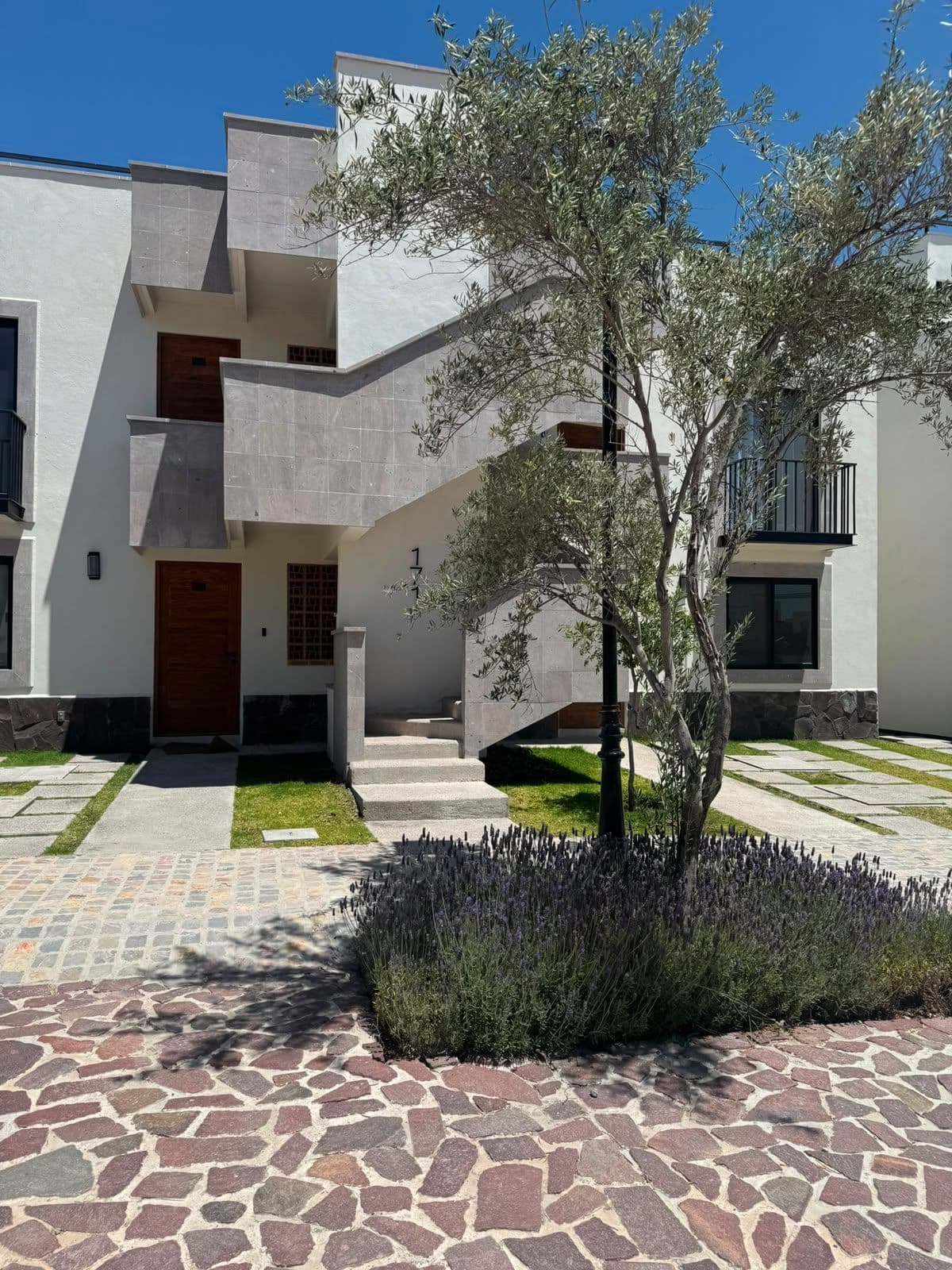 CONDOMINIO MONTECARLO LANTANA — Zirándaro, San Miguel de Allende — photo 9 — contemporary elegance meets mediterranean charm