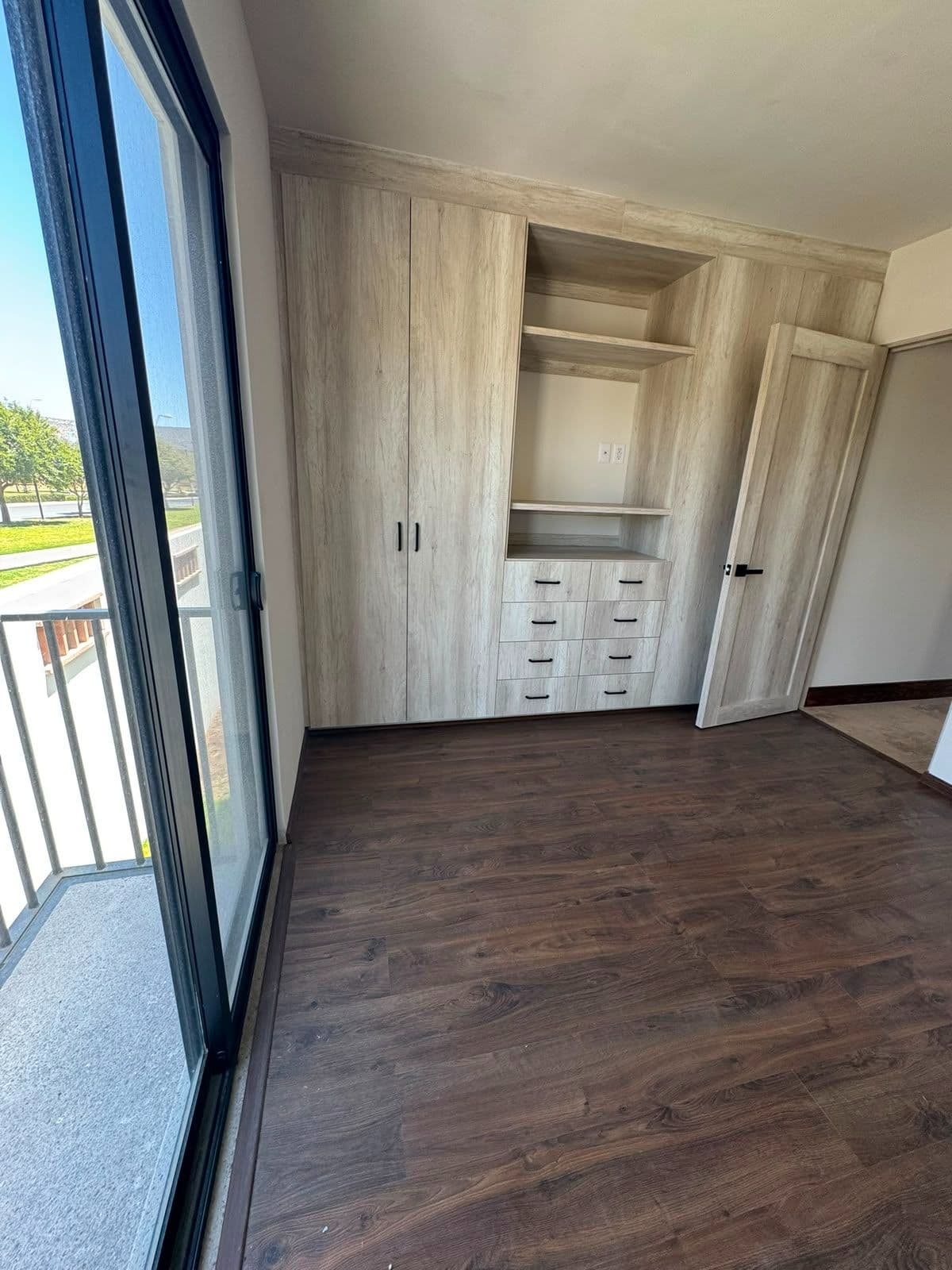 CONDOMINIO MONTECARLO LANTANA — Zirándaro, San Miguel de Allende — photo 11 — luminous primary suite with custom cabinetry