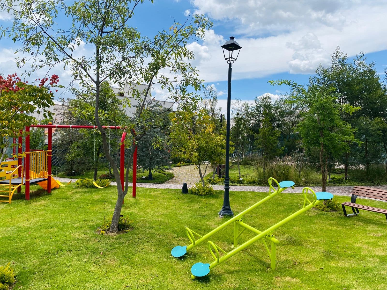 CONDOMINIO MONTECARLO LANTANA — Zirándaro, San Miguel de Allende — photo 10 — vibrant community park with mature gardens