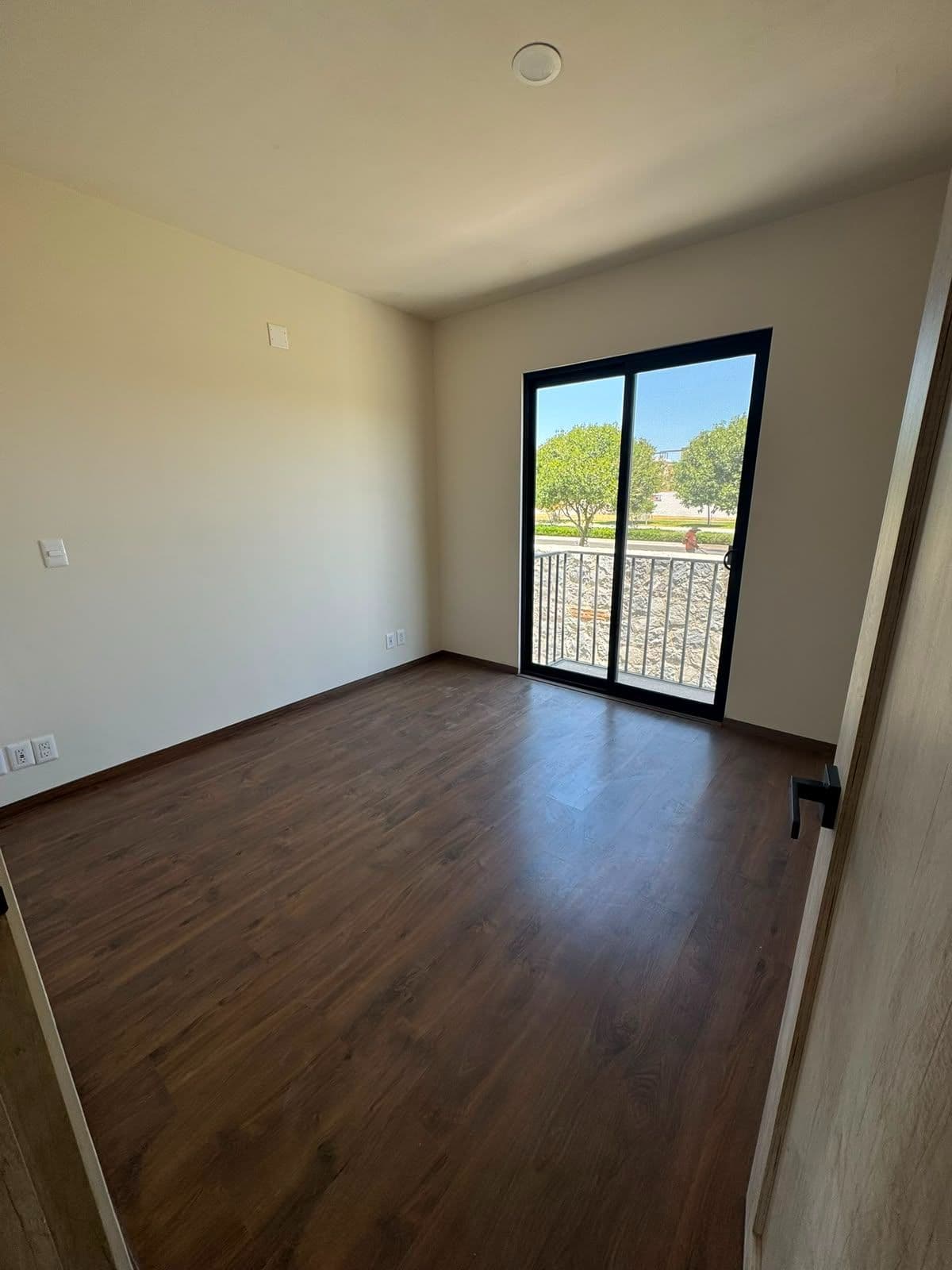 CONDOMINIO MONTECARLO LANTANA — Zirándaro, San Miguel de Allende — photo 5 — bright, spacious bedroom with garden views