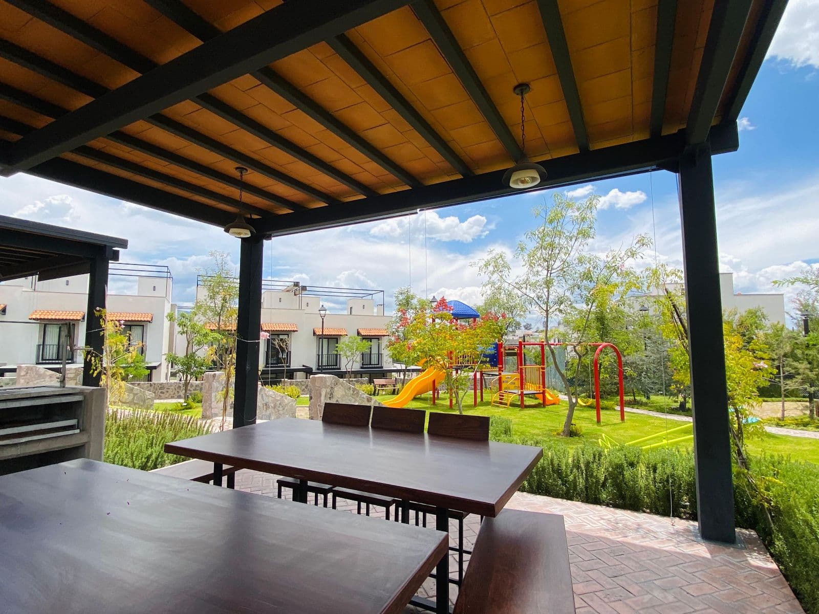 CONDOMINIO MONTECARLO LANTANA — Zirándaro, San Miguel de Allende — photo 7 — sophisticated outdoor entertainment sanctuary awaits