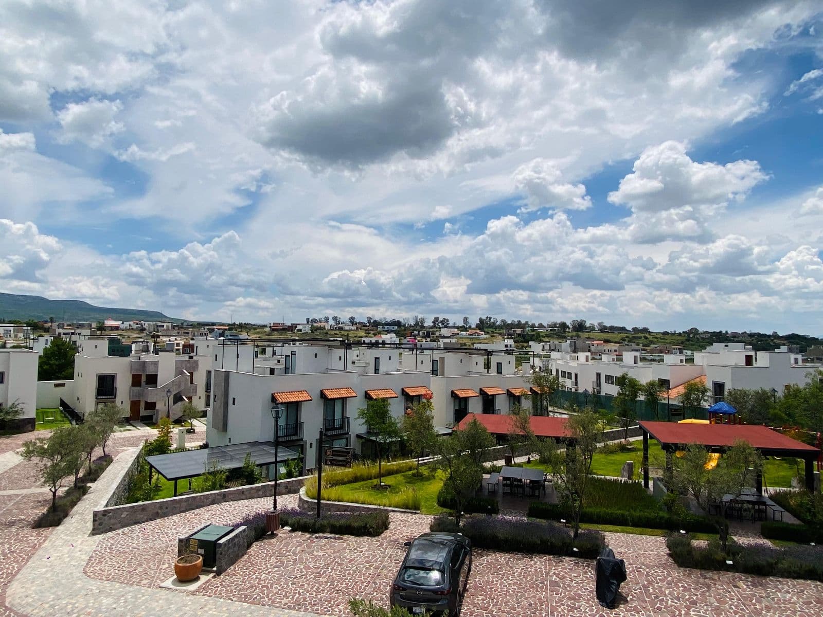 CONDOMINIO MONTECARLO LANTANA — Zirándaro, San Miguel de Allende — photo 14 — contemporary gated community, expansive sky views