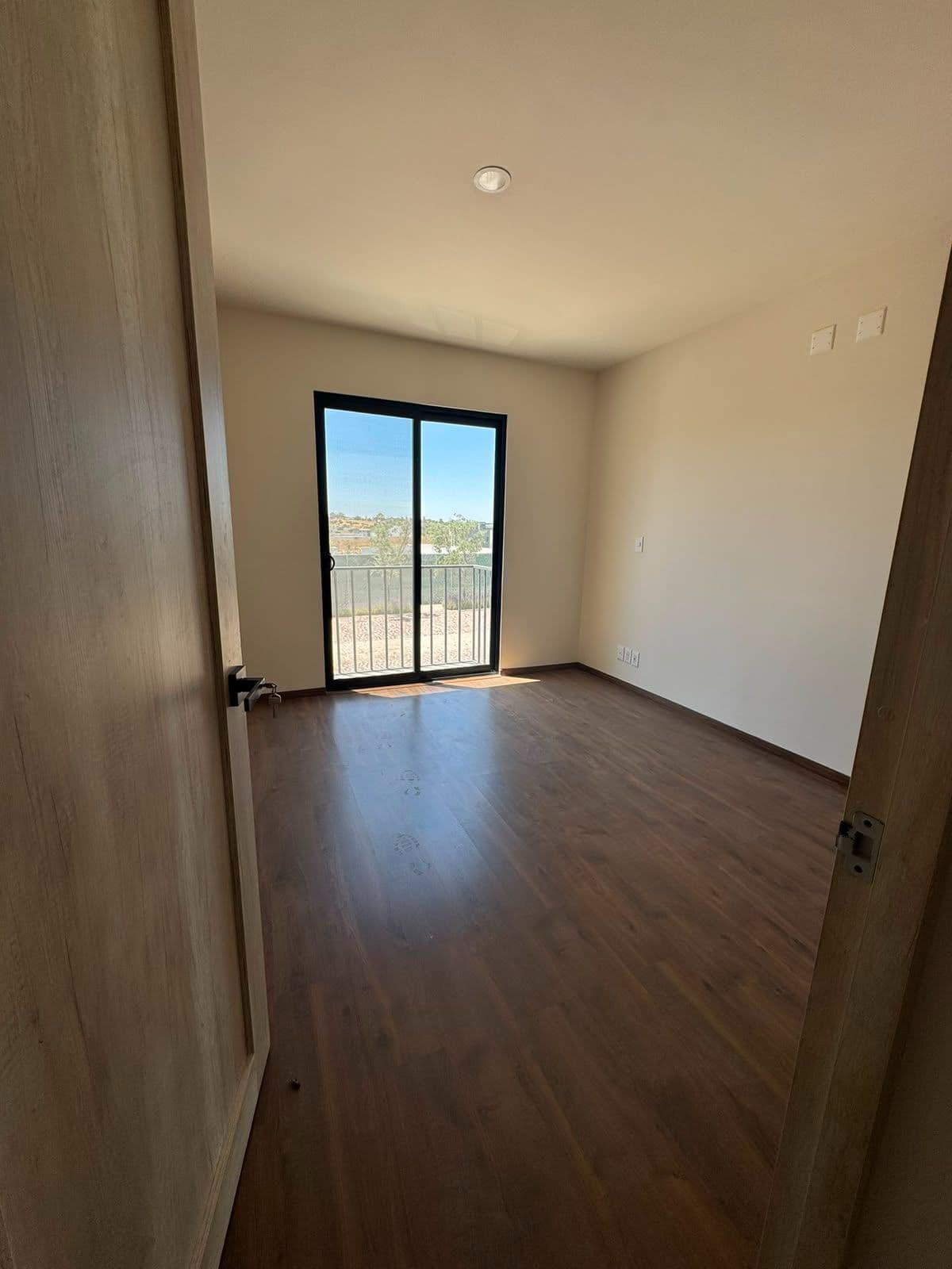 CONDOMINIO MONTECARLO LANTANA — Zirándaro, San Miguel de Allende — photo 8 — sunlit bedroom with panoramic vistas