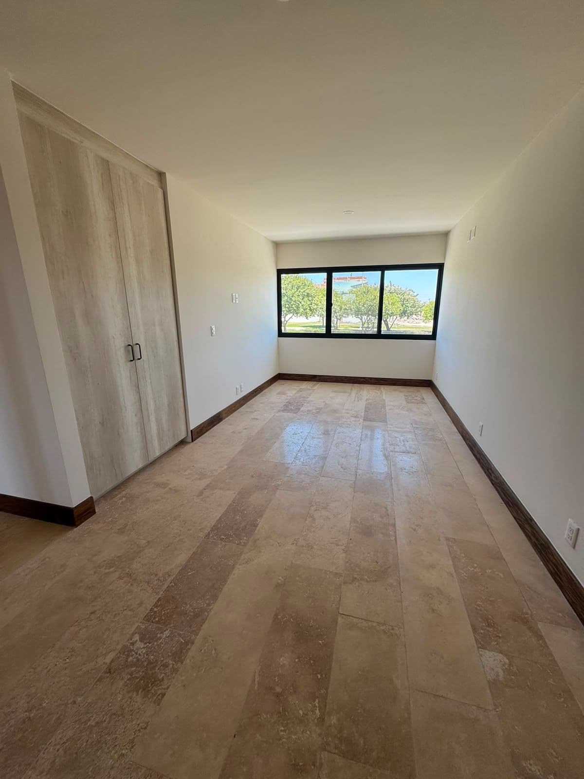 CONDOMINIO MONTECARLO LANTANA — Zirándaro, San Miguel de Allende — photo 6 — sun-flooded bedroom with scenic vistas