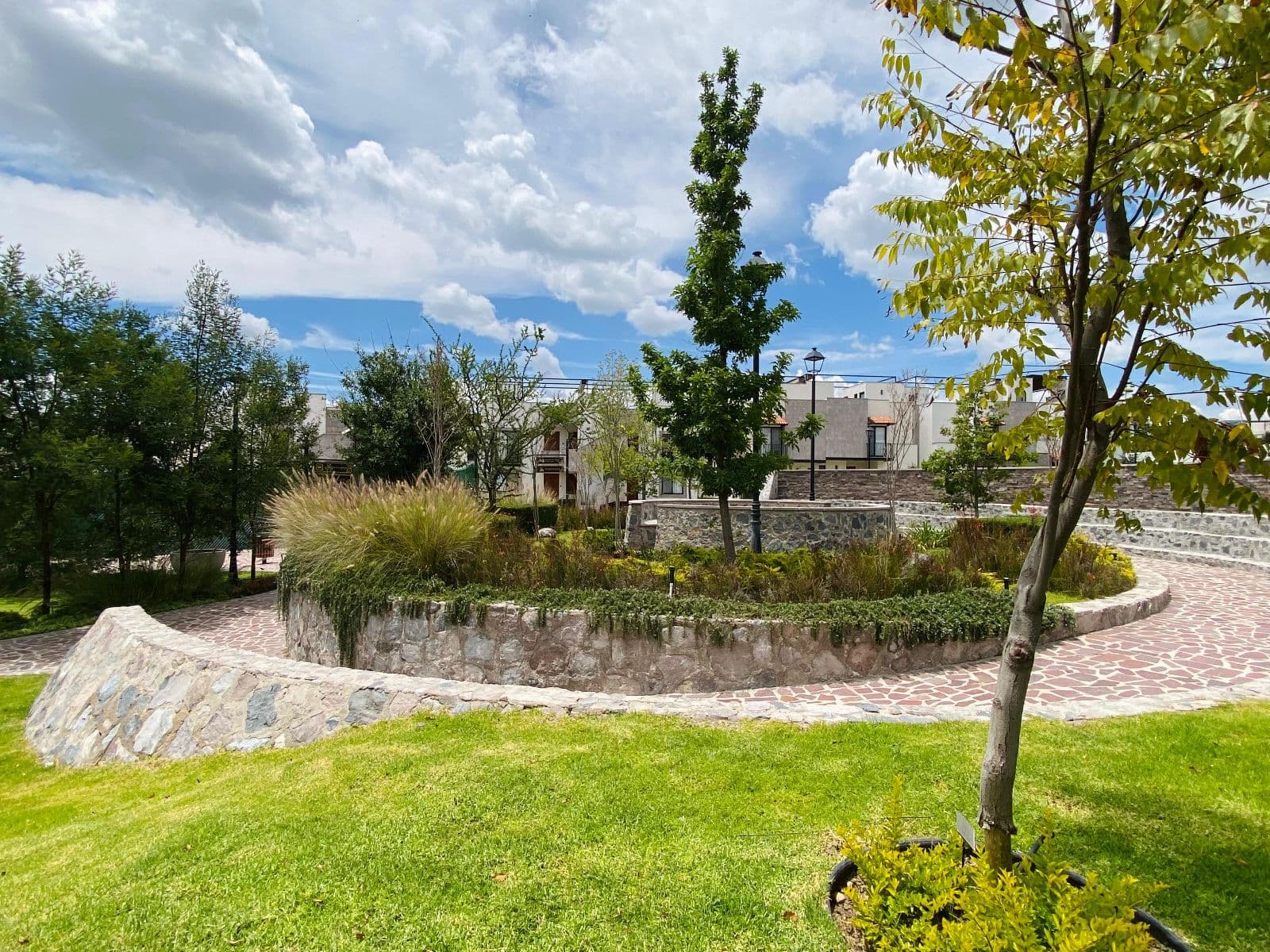 CONDOMINIO MONTECARLO LANTANA — Zirándaro, San Miguel de Allende — photo 13 — lush landscaped grounds, timeless charm