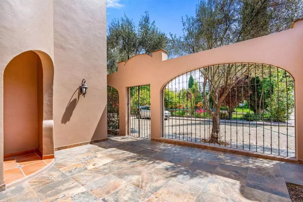 Casa Fuente Del Sol — Balcones, San Miguel de Allende — photo 4 — sun-dappled courtyard with arched elegance