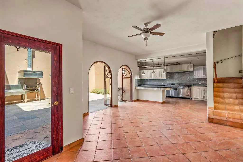 Casa Fuente Del Sol — Balcones, San Miguel de Allende — photo 7 — spacious sun-filled kitchen with courtyard views