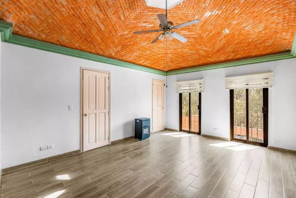 Casa Fuente Del Sol — Balcones, San Miguel de Allende — photo 18 — soaring brick vaulted ceilings, radiant light