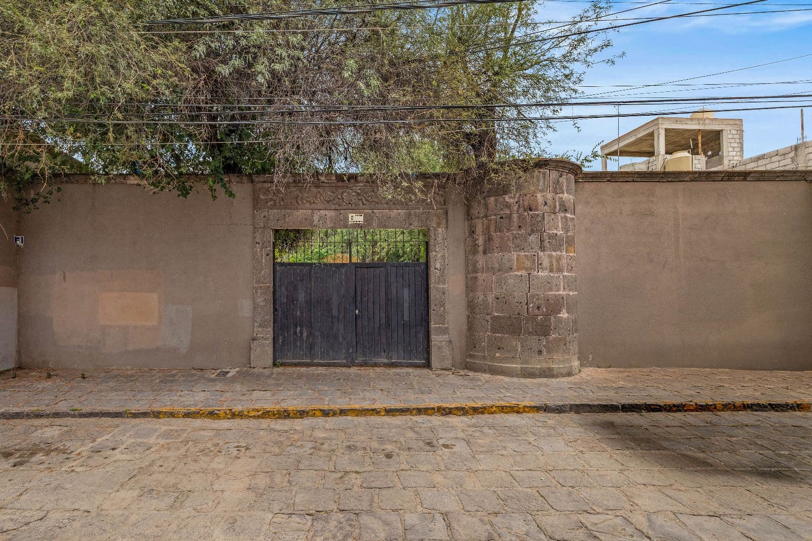 Lote Moras — Guadiana, San Miguel de Allende — photo 2 — charming stone-walled courtyard entry