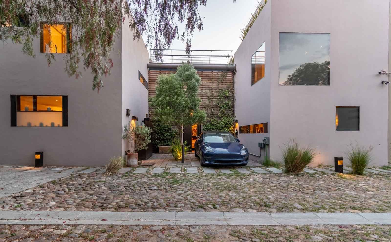 Casa Doce — Centro, San Miguel de Allende — photo 26 — modern courtyard with architectural elegance