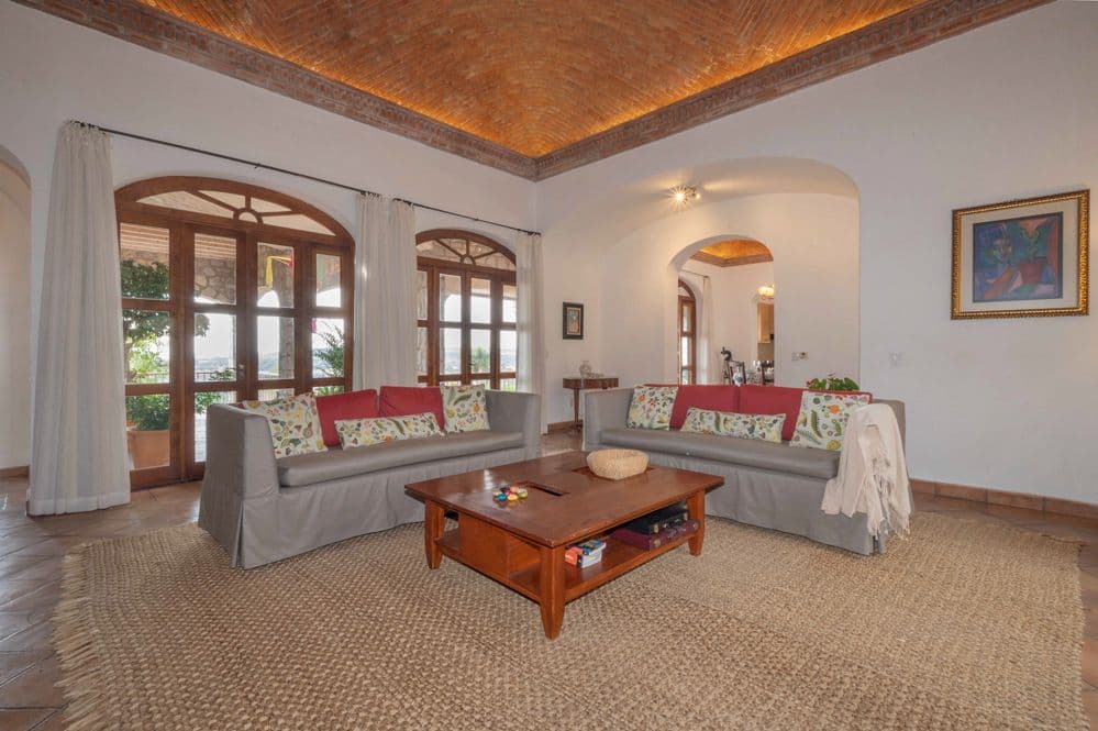 Casa Cactus — El Cortijo, San Miguel de Allende — photo 7 — luminous living room, colonial charm, panoramic vistas