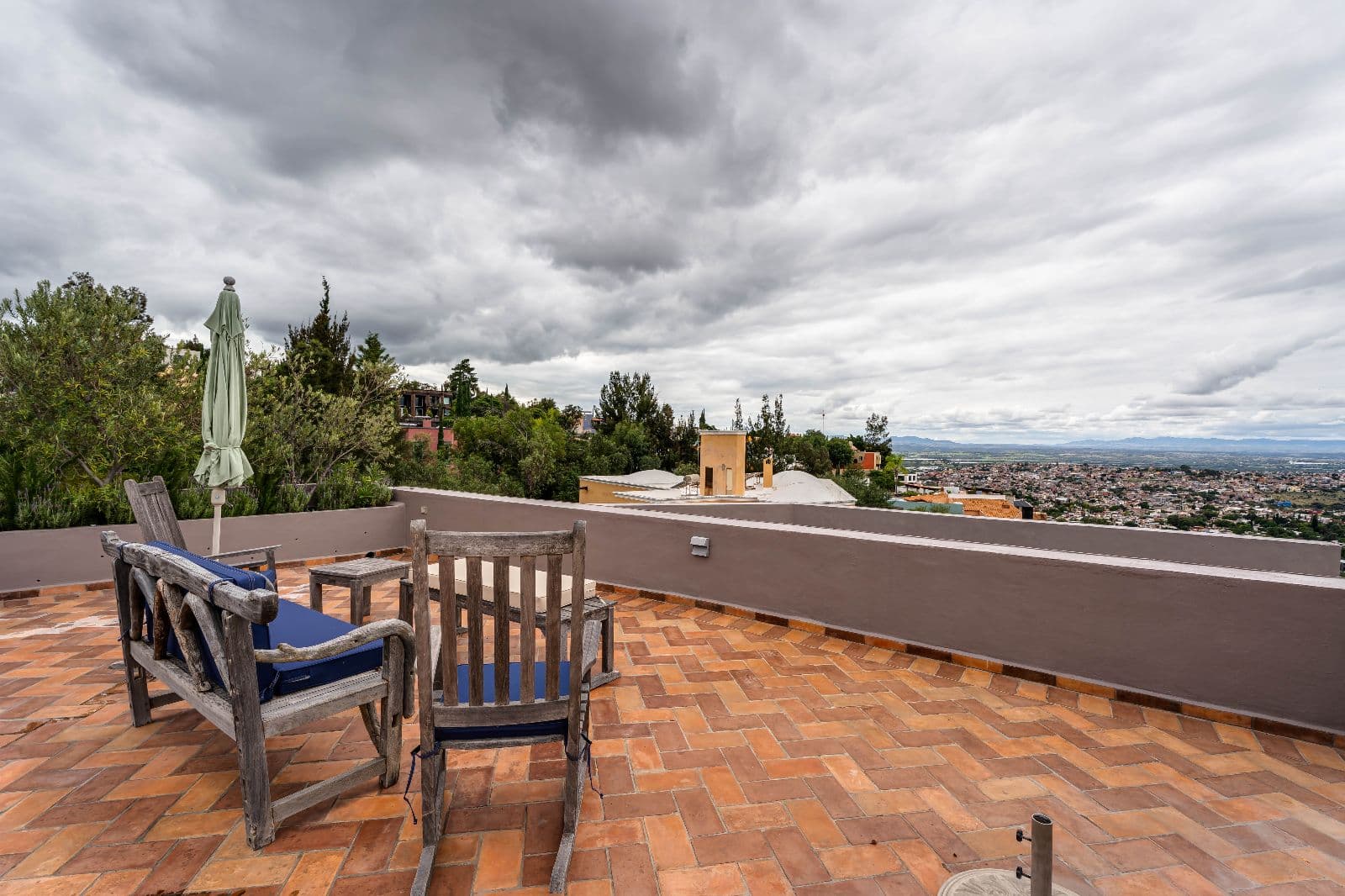 Casa Iluminada — Balcones, San Miguel de Allende — photo 21 — panoramic rooftop terrace, commanding valley views
