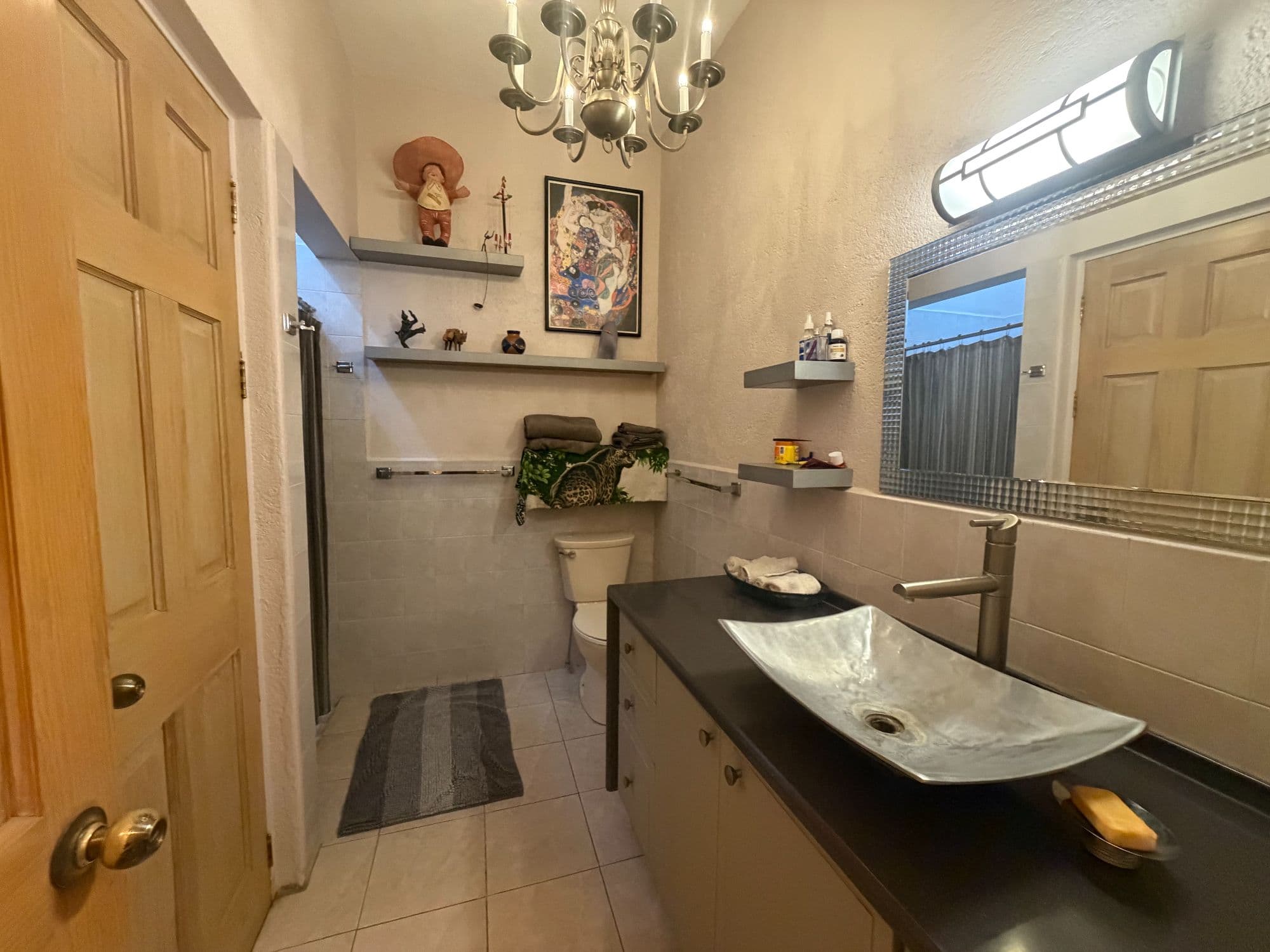 Casa Clinton — Caracol, San Miguel de Allende — photo 11 — elegantly appointed spa-inspired bathroom