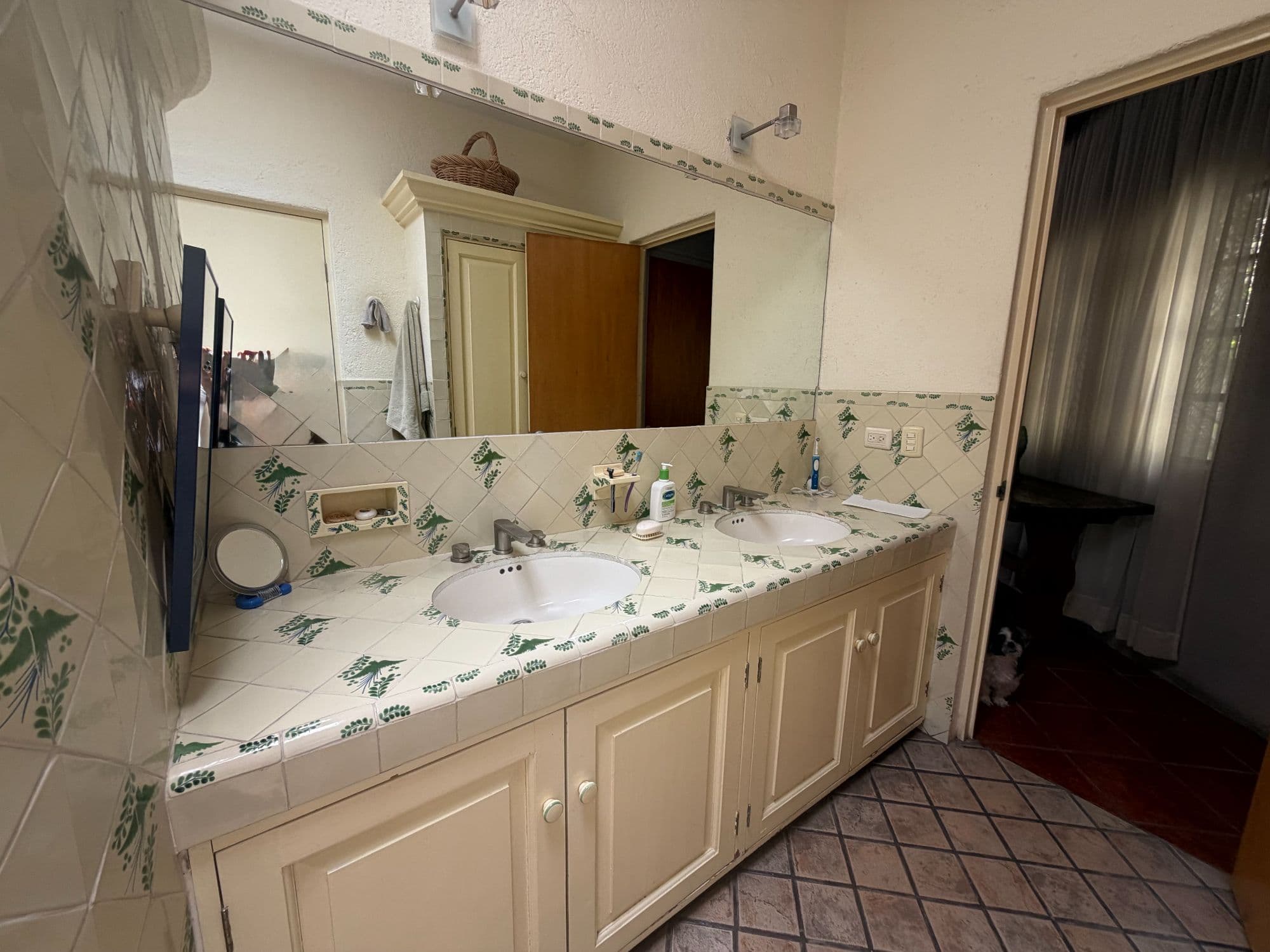 Casa Clinton — Caracol, San Miguel de Allende — photo 24 — charming traditional bathroom, abundant natural light