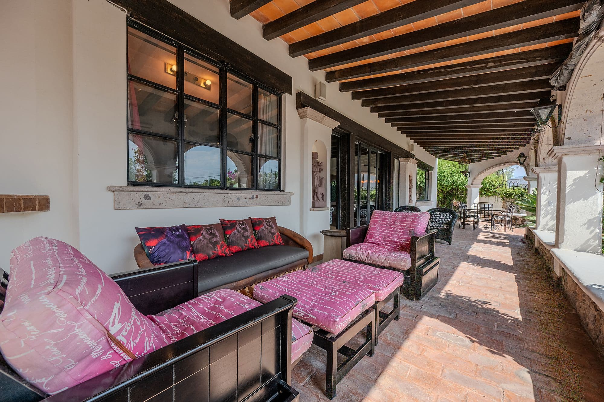 Casa Java — Atascadero (Arcos de San Miguel), San Miguel de Allende — photo 16 — covered terrace with vibrant furnishings