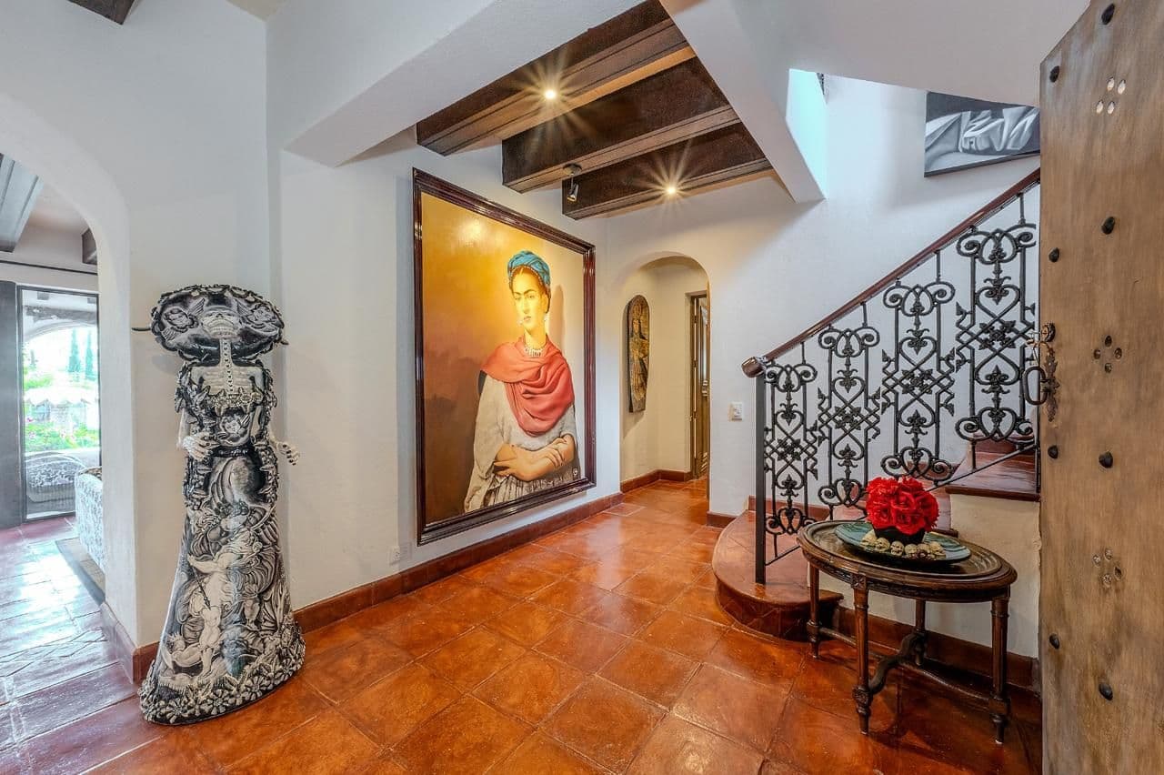 Casa Java — Atascadero (Arcos de San Miguel), San Miguel de Allende — photo 19 — elegant gallery showcasing curated art collection