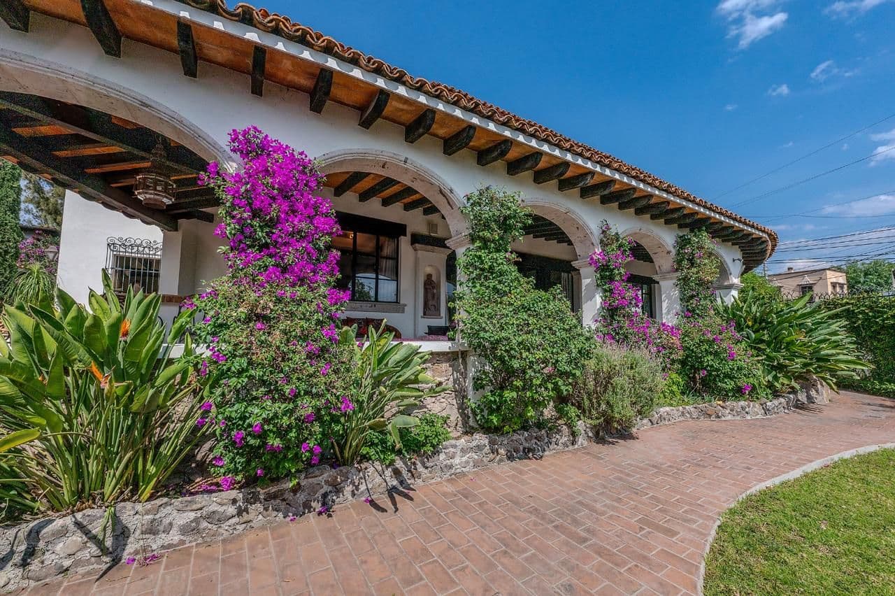 Casa Java — Atascadero (Arcos de San Miguel), San Miguel de Allende — photo 17 — enchanting hacienda with vibrant bougainvillea
