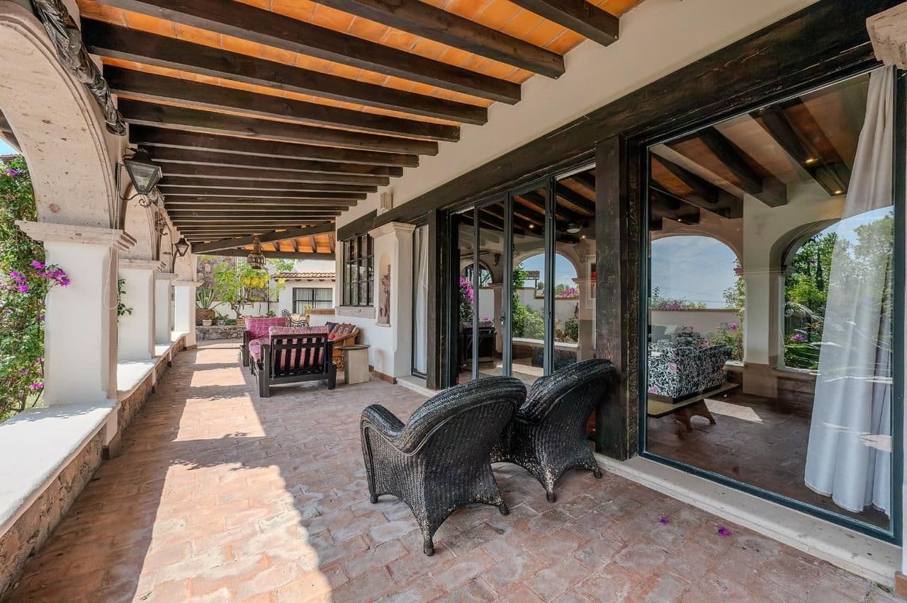 Casa Java — Atascadero (Arcos de San Miguel), San Miguel de Allende — photo 14 — charming covered terrace, architectural elegance
