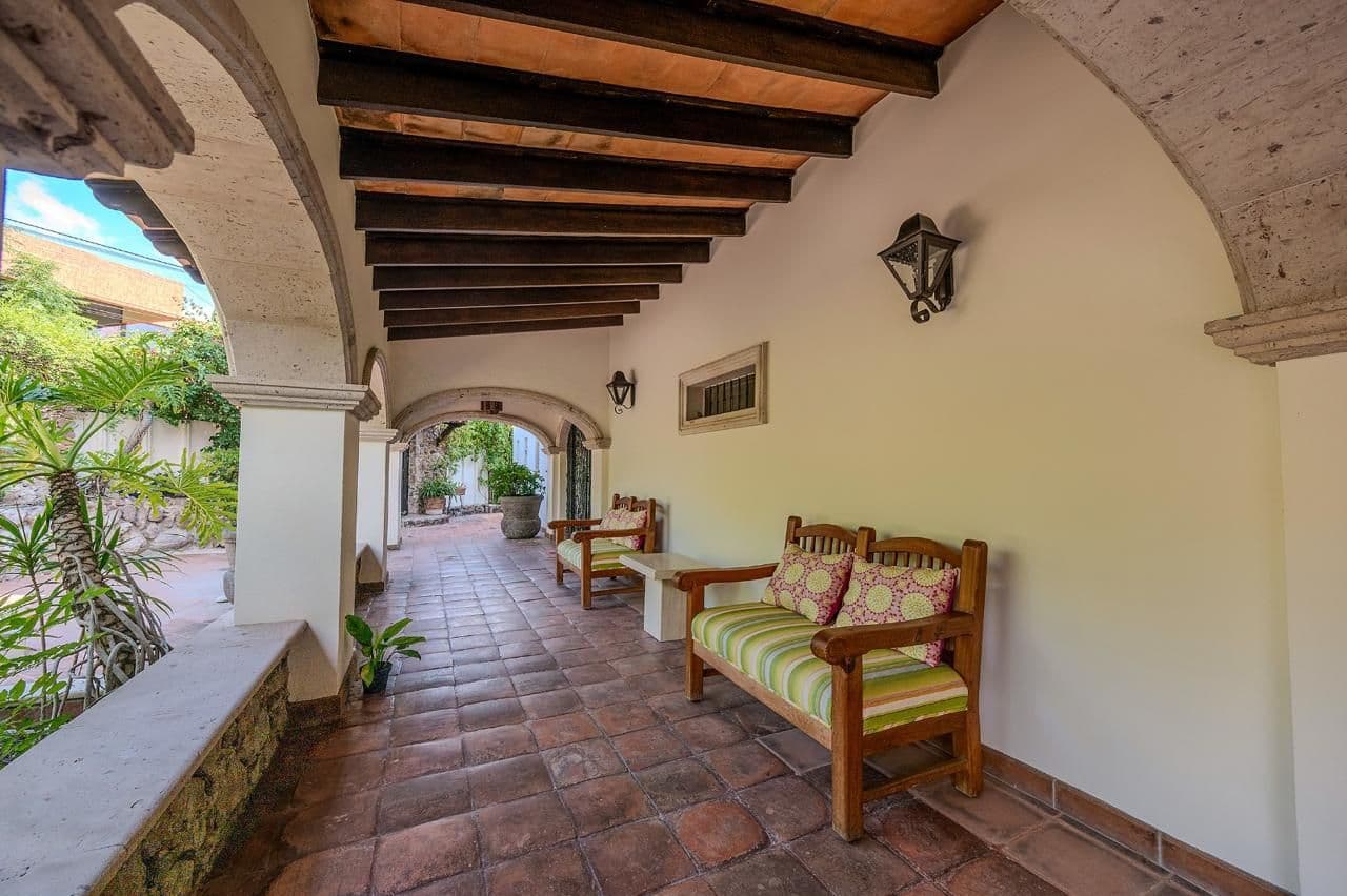 Casa Java — Atascadero (Arcos de San Miguel), San Miguel de Allende — photo 6 — charming colonial corridor with rustic beams