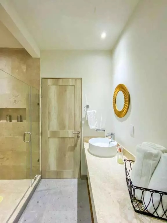 Departamento en El Milagro (Departamento Pascacio) — El Milagro, San Miguel de Allende — photo 8 — spa-inspired ensuite with elegant finishes