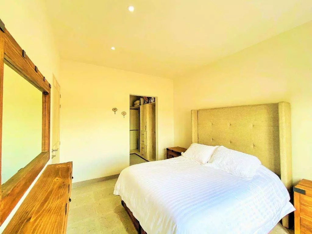Departamento en El Milagro (Departamento Pascacio) — El Milagro, San Miguel de Allende — photo 9 — serene bedroom with golden sunlight