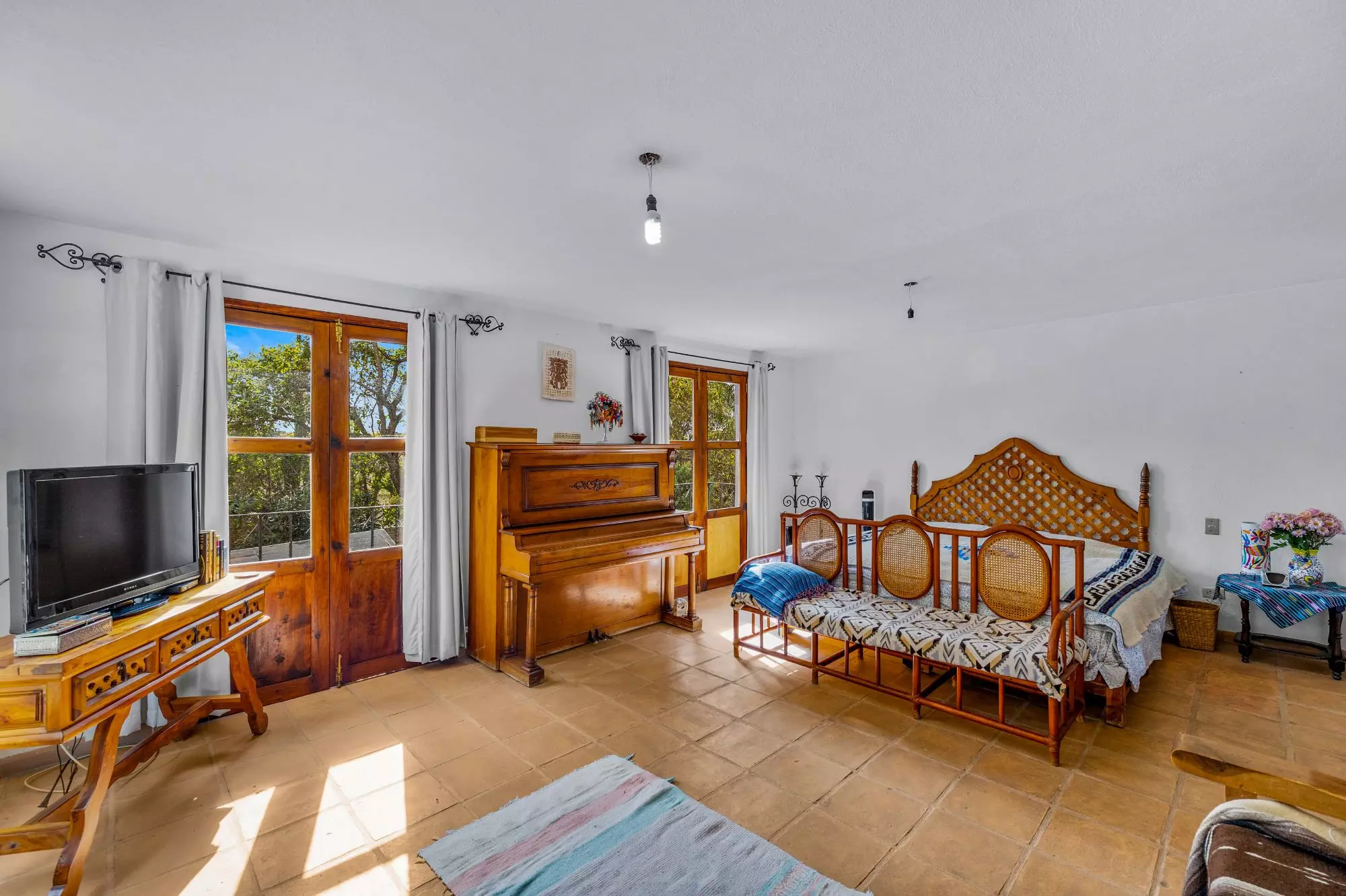 The Hidden House — Rinconada de Los Balcones, San Miguel de Allende — photo 5 — luminous master suite, architectural character