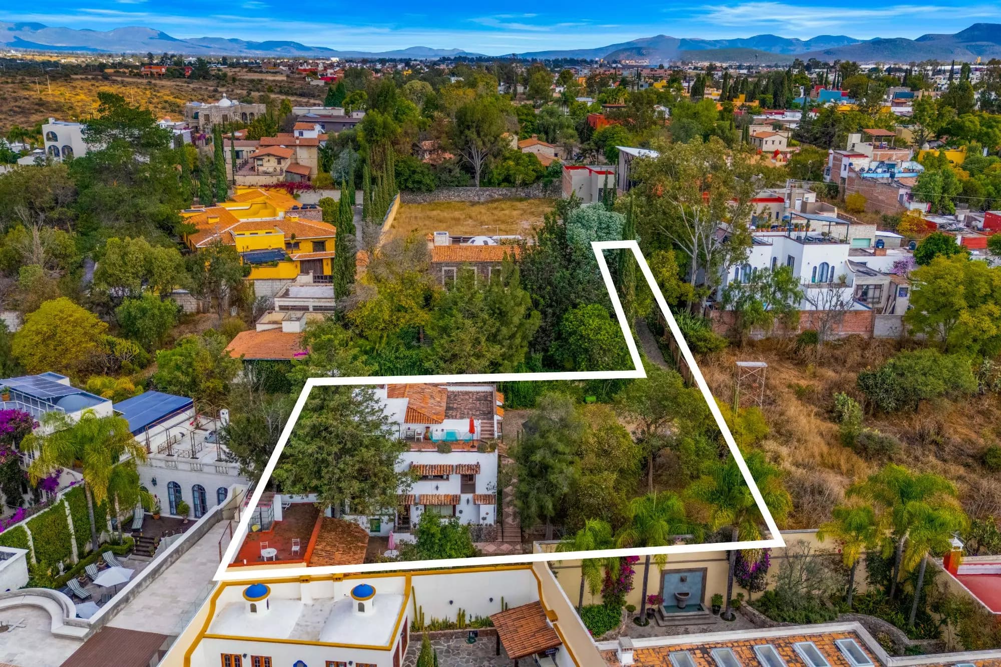 The Hidden House — Rinconada de Los Balcones, San Miguel de Allende — photo 9 — expansive lot, mountain views, architectural potential