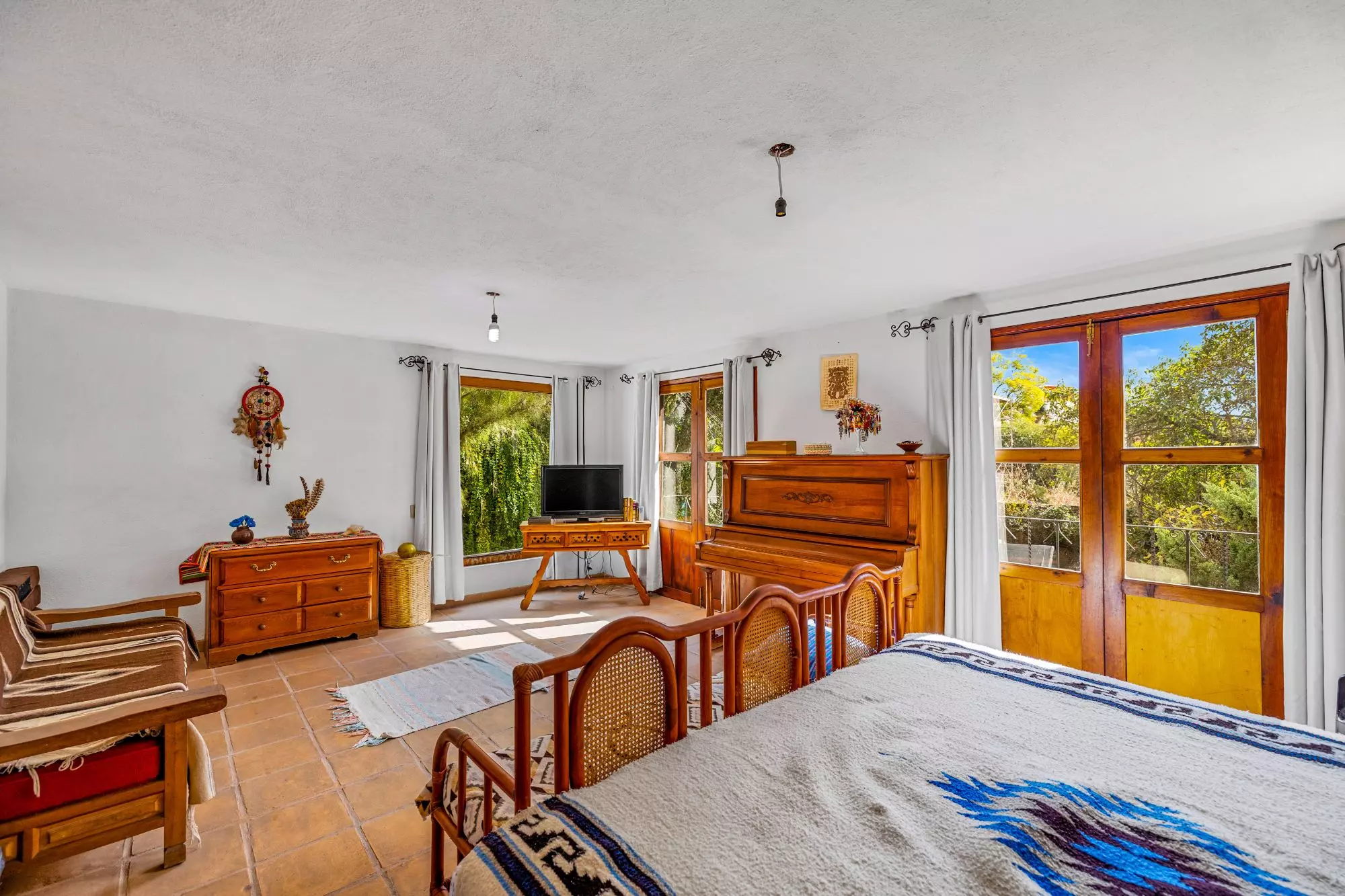 The Hidden House — Rinconada de Los Balcones, San Miguel de Allende — photo 11 — luminous master suite, expansive garden views