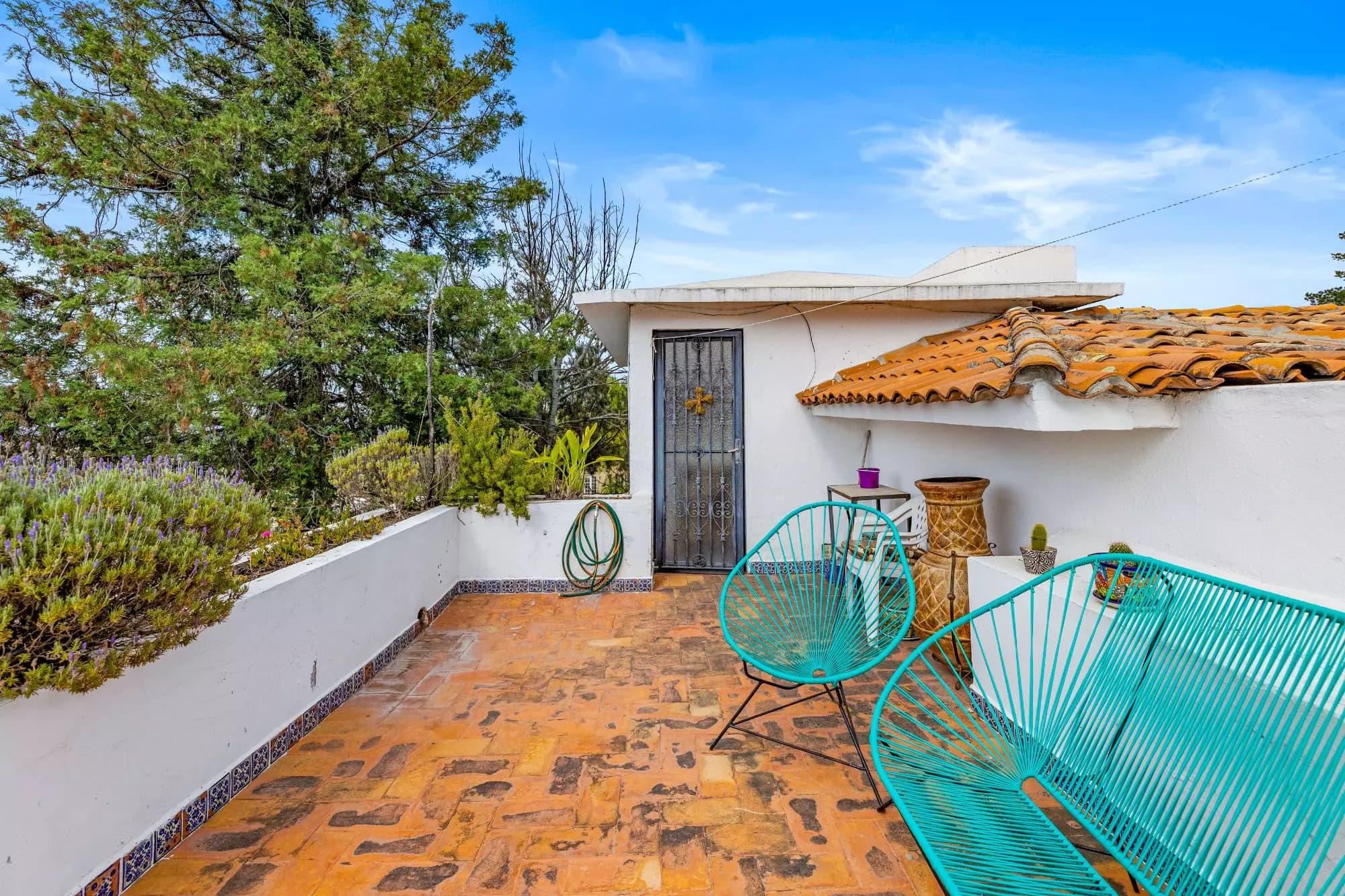 The Hidden House — Rinconada de Los Balcones, San Miguel de Allende — photo 18 — charming terrace with vibrant bohemian style