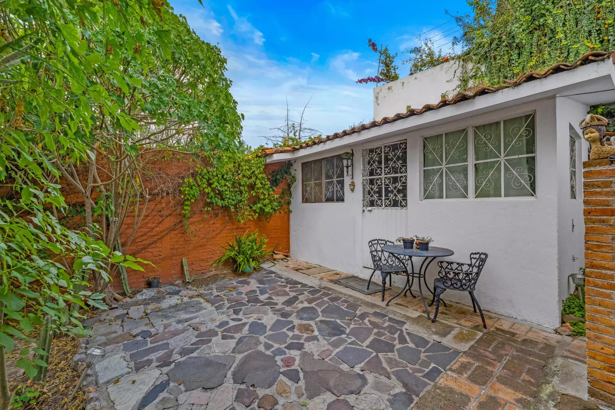 The Hidden House — Rinconada de Los Balcones, San Miguel de Allende — photo 20 — charming courtyard with lush gardens