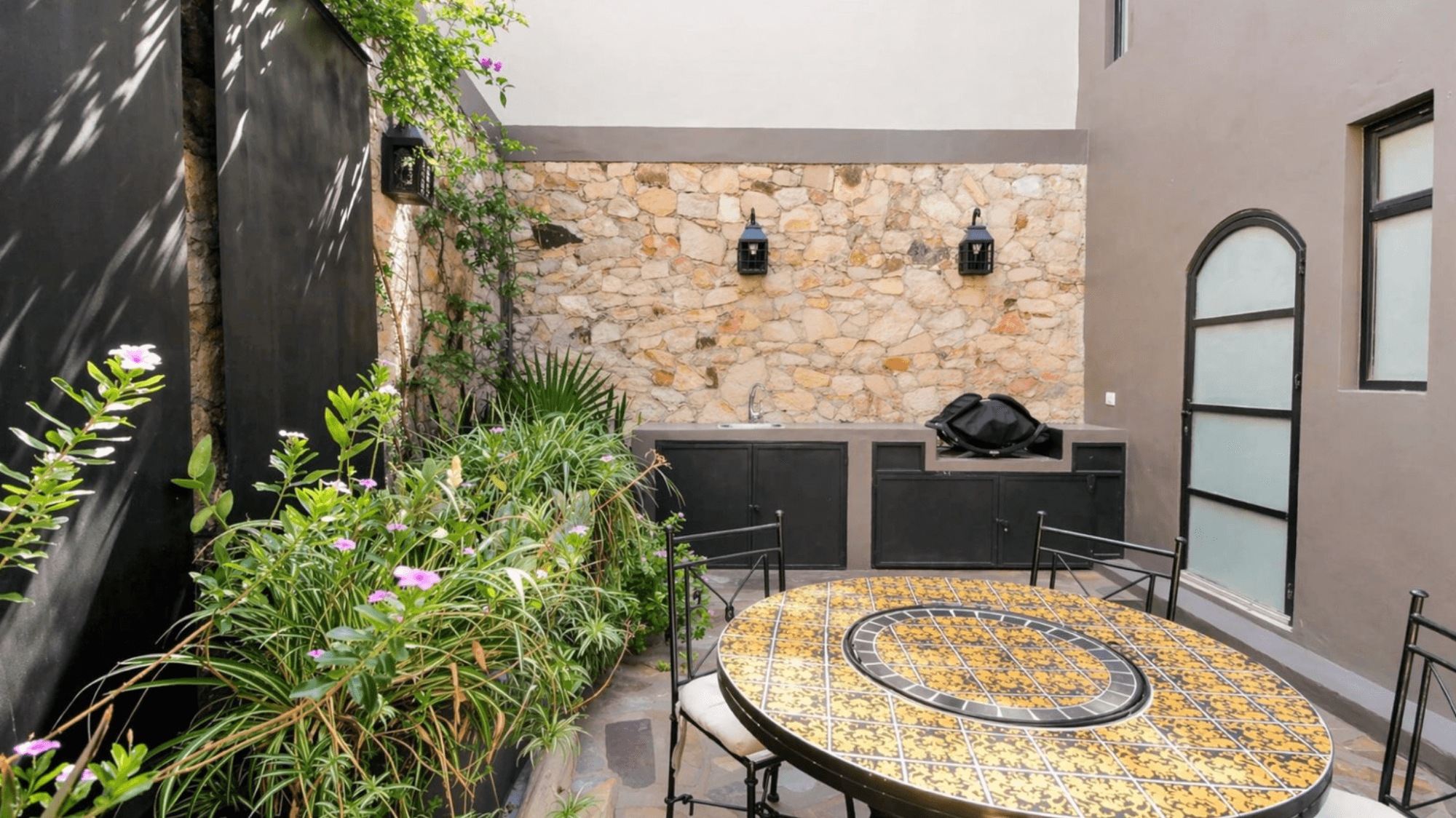 Casa Zen — El Obraje, San Miguel de Allende — photo 11 — charming courtyard with authentic mexican tiles
