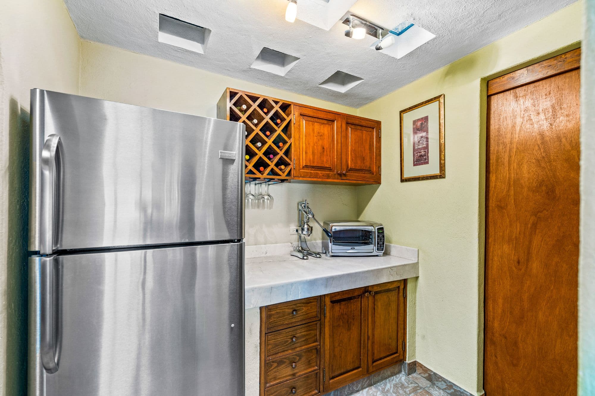 Casa Eclipse — La Lejona, San Miguel de Allende — photo 13 — charming kitchenette, warm traditional finishes