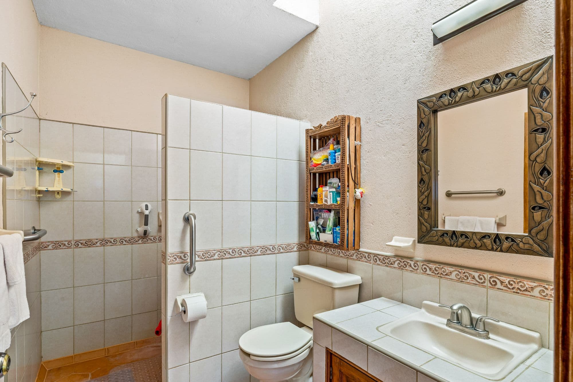 Casa Eclipse — La Lejona, San Miguel de Allende — photo 21 — charming traditional bathroom, elegant tilework