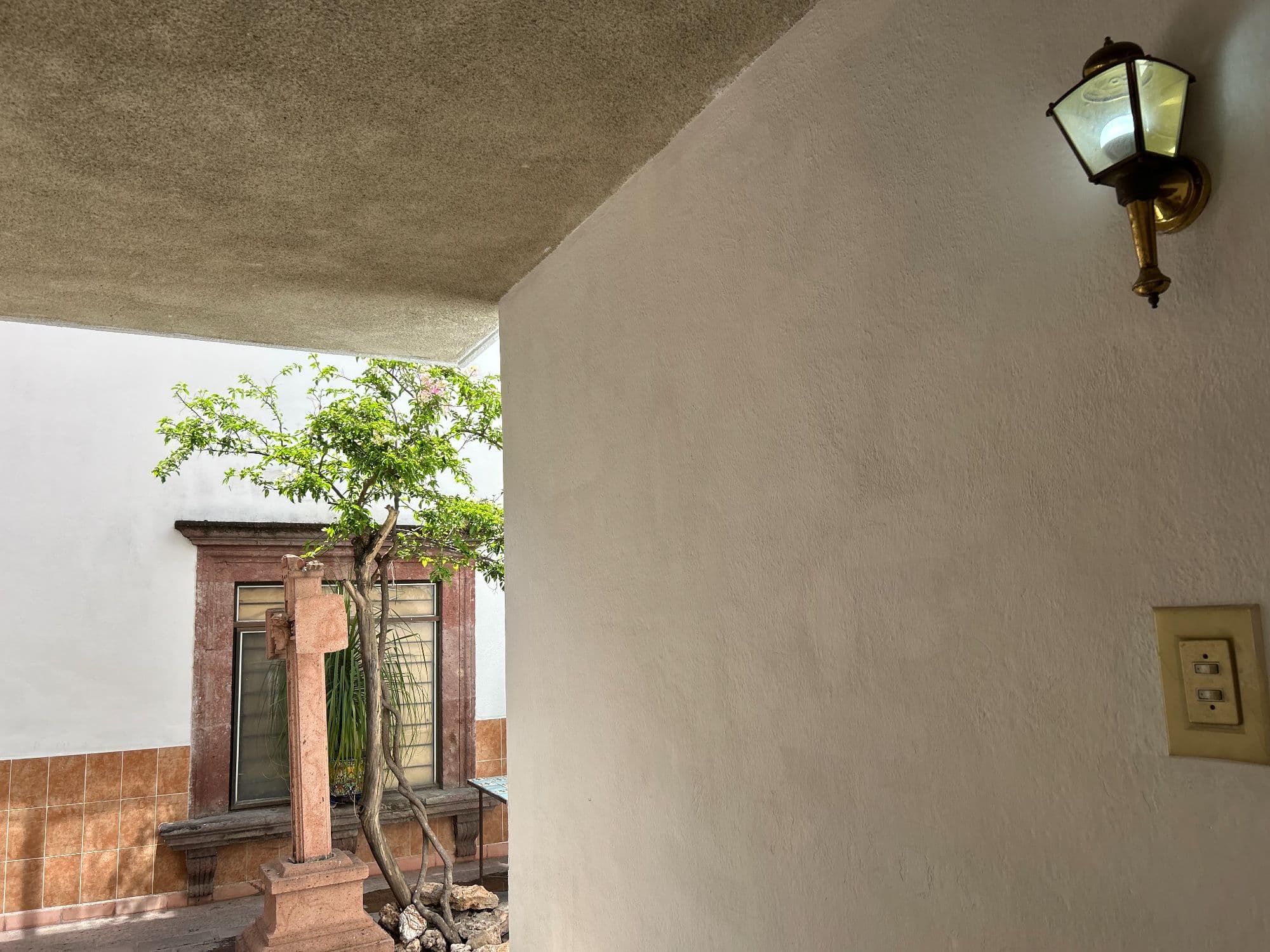 Casa Naranjo — San Miguel de Allende Centro, San Miguel de Allende — photo 19 — charming covered terrace with architectural character