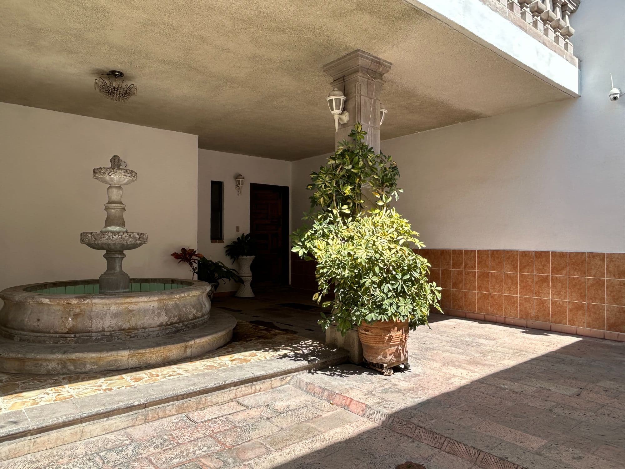 Casa Naranjo — San Miguel de Allende Centro, San Miguel de Allende — photo 9 — charming courtyard with classical fountain