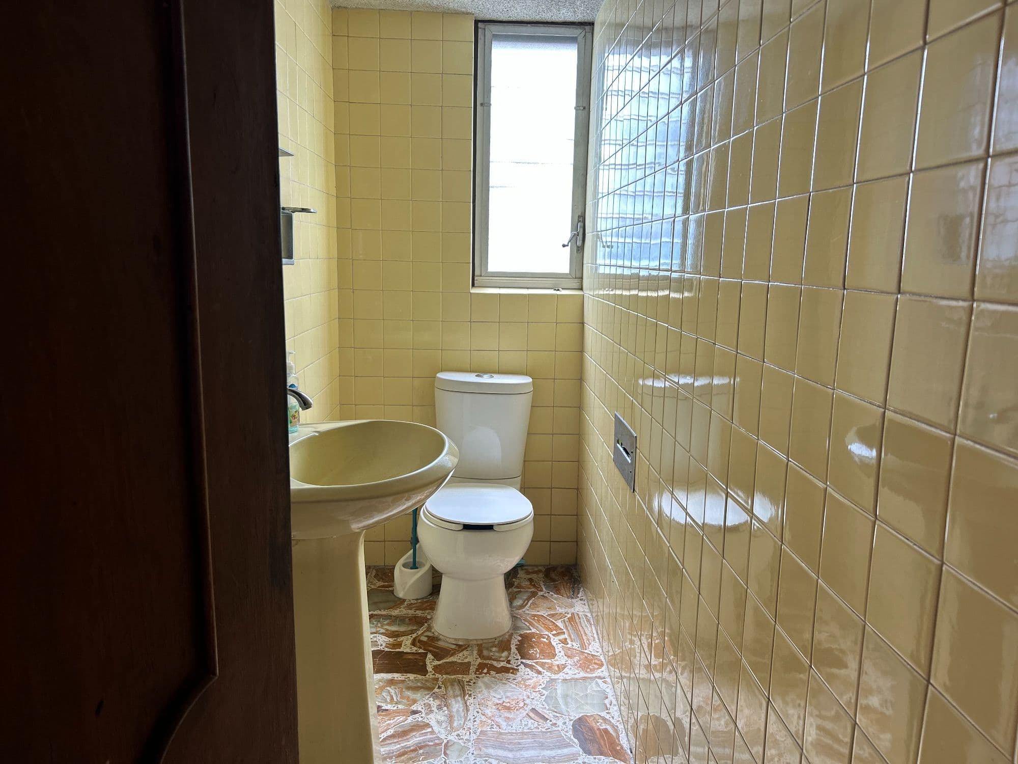 Casa Naranjo — San Miguel de Allende Centro, San Miguel de Allende — photo 16 — charming vintage bathroom with natural light