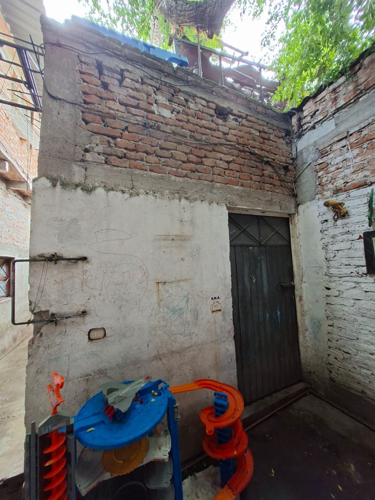Terreno Árboles — Centro, San Miguel de Allende — photo 10 — authentic courtyard with charming potential